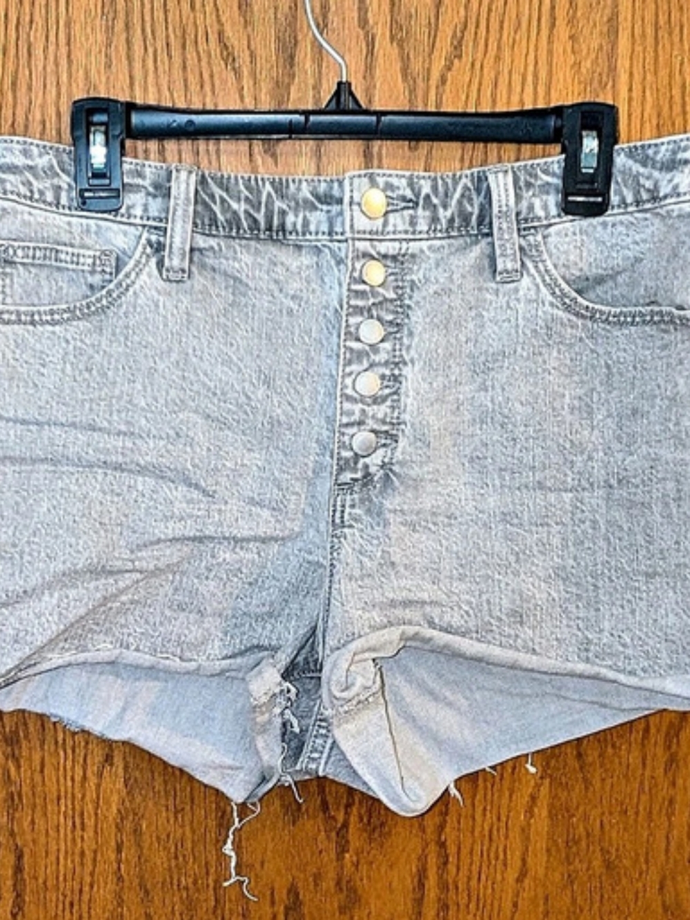 Universal Thread Vintage Midi Denim Shorts Women's Gray Denim Frayed Hem Shorts